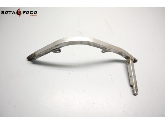 Soporte chasis cuna motor en color gris plata original y en buen estado C3C025